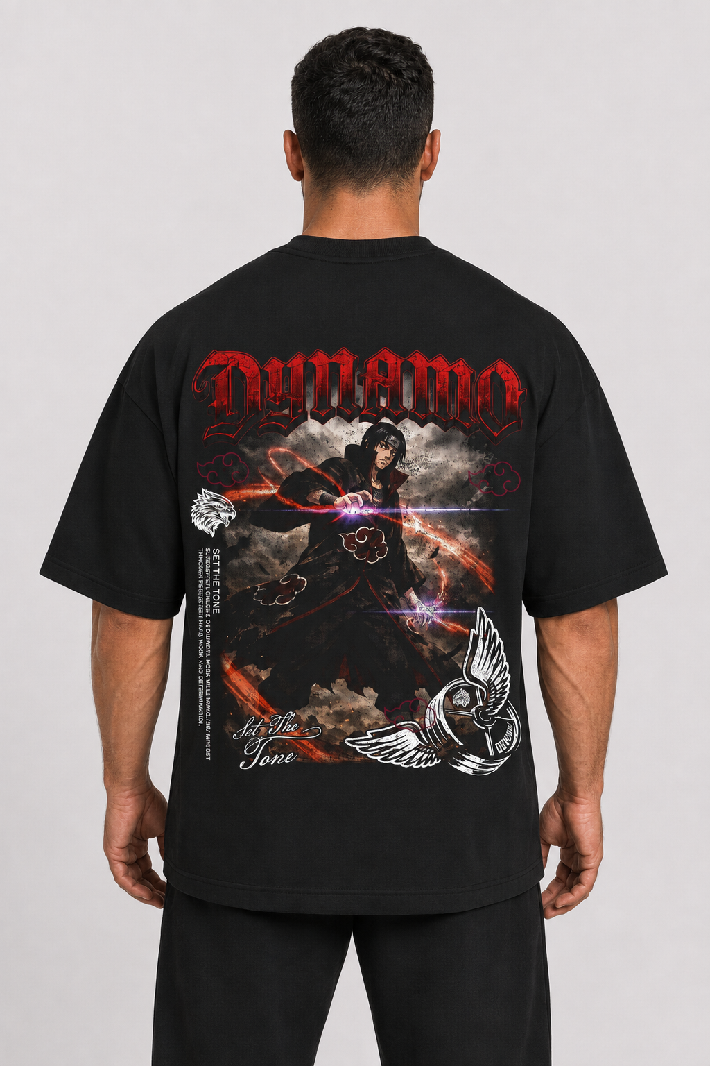 Modelo vestindo Camiseta Oversized Eclipse Uchiha - costas