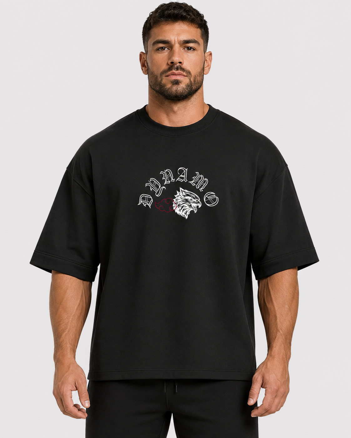 Modelo vestindo Camiseta Oversized Eclipse Uchiha - frente