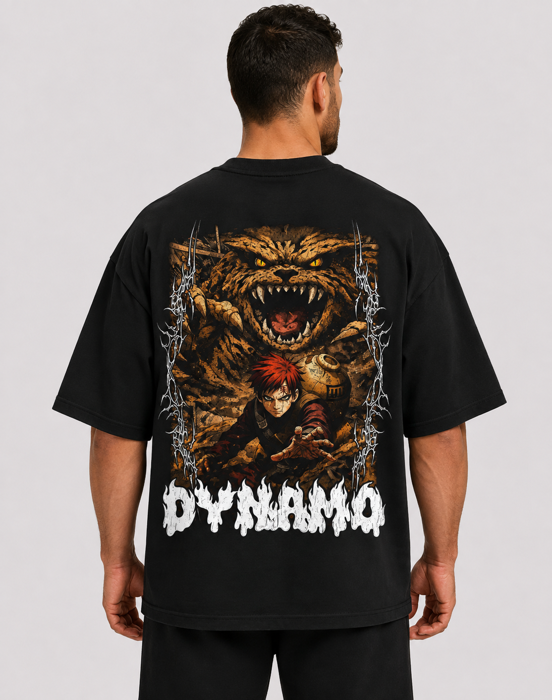 Modelo vestindo Camiseta Oversized Guardião da Areia - costas