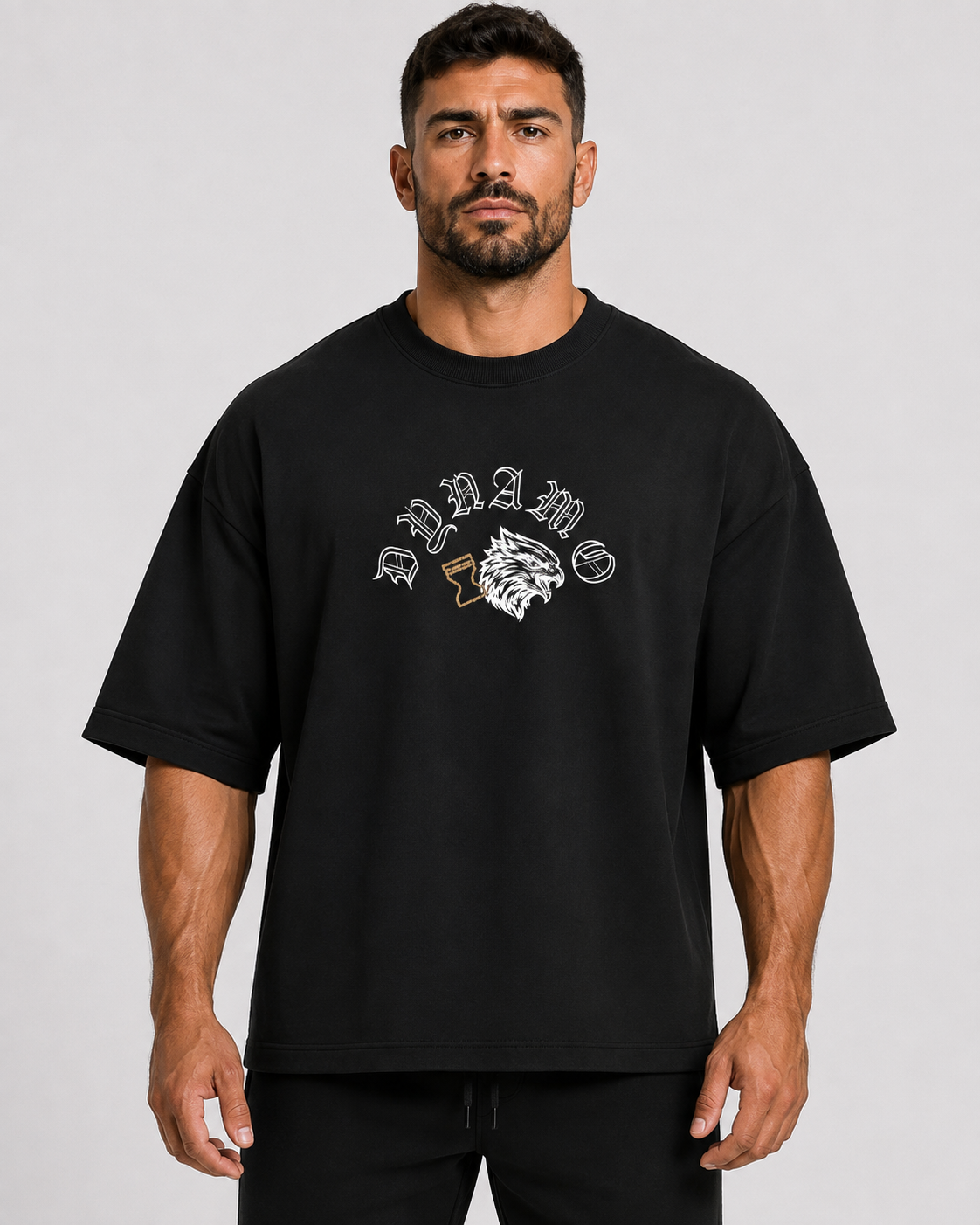 Modelo vestindo Camiseta Oversized Guardião da Areia - frente