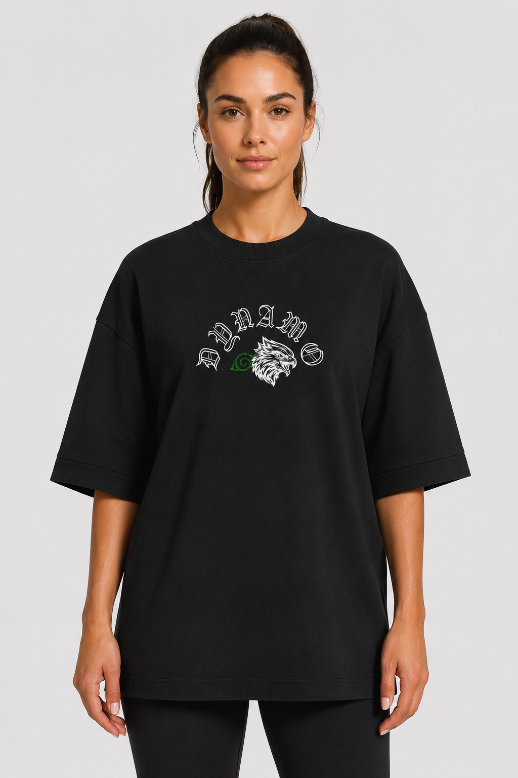 Modelo vestindo Camiseta Oversized Herdeira do Byakugan - frente