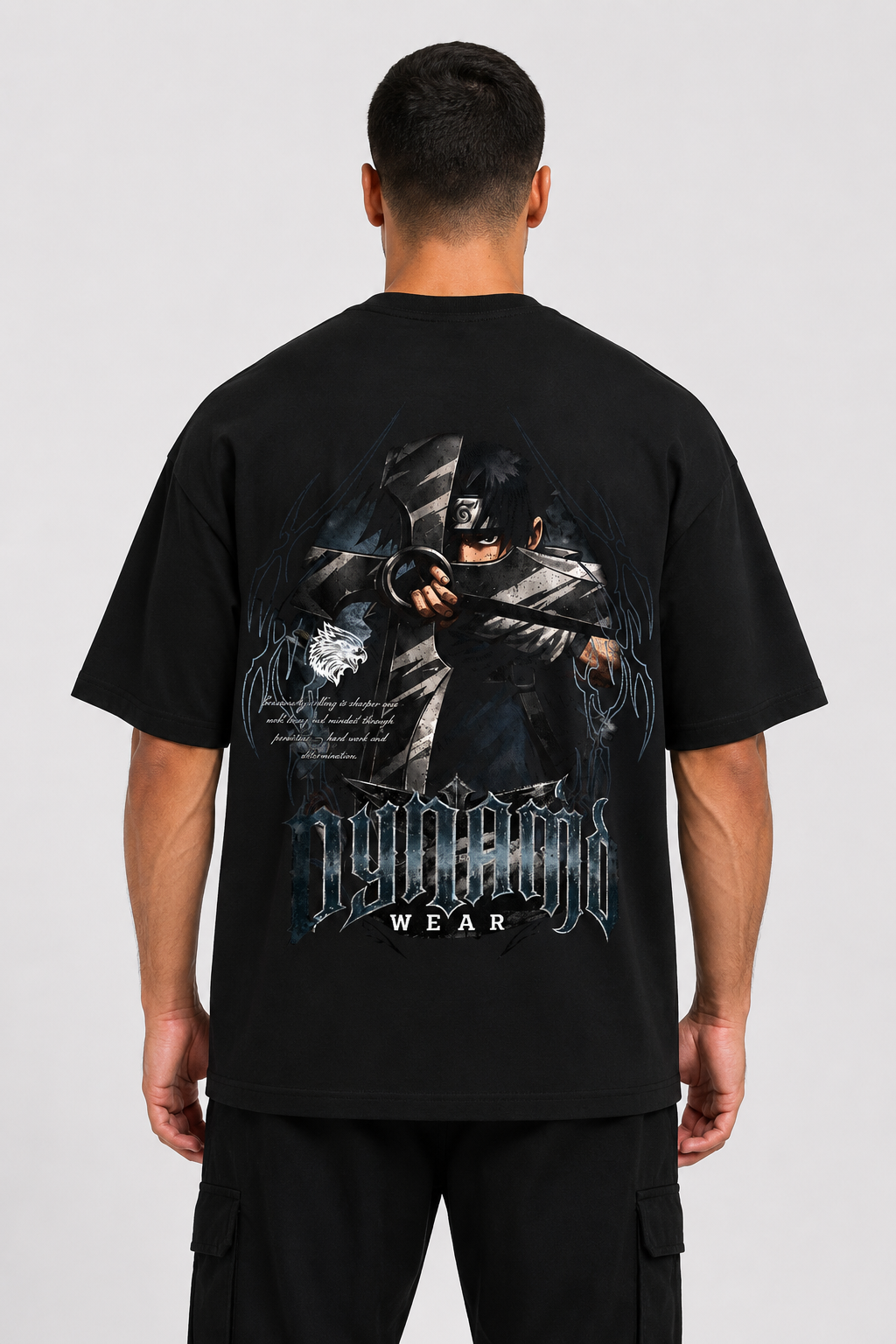 Modelo vestindo Camiseta Oversized Lâmina Oculta - costas