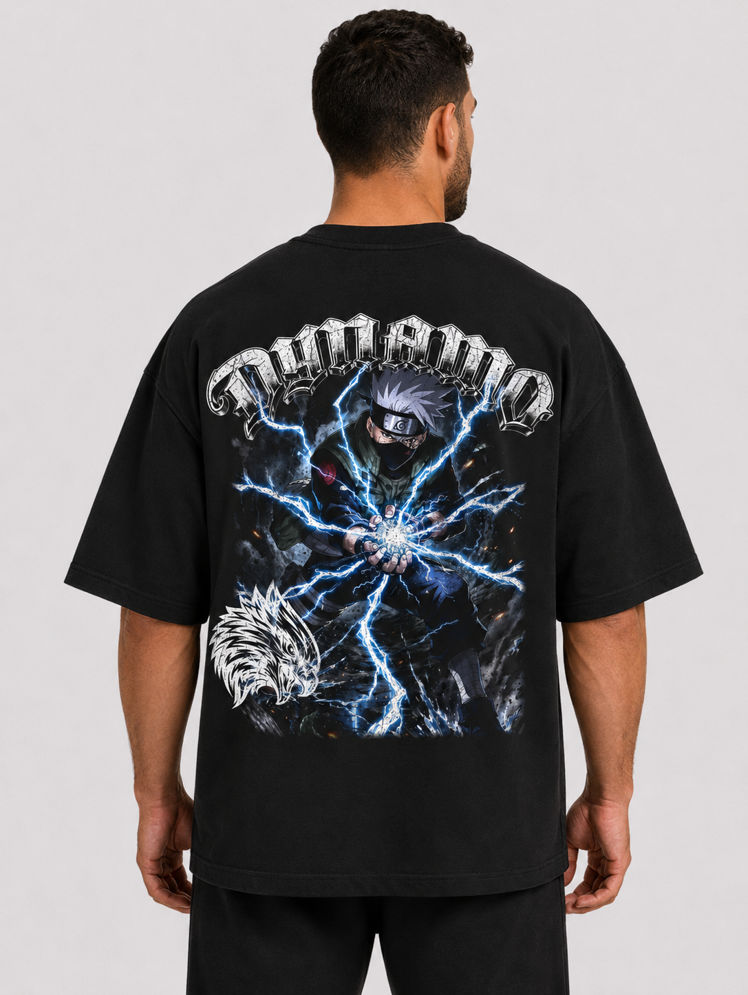 Modelo vestindo Camiseta Oversized Lâmina Relâmpago - costas