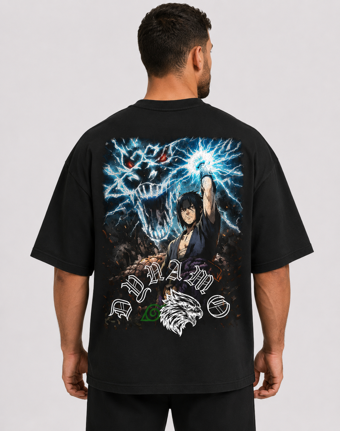 Modelo vestindo Camiseta Oversized Tempestade Uchiha - costas