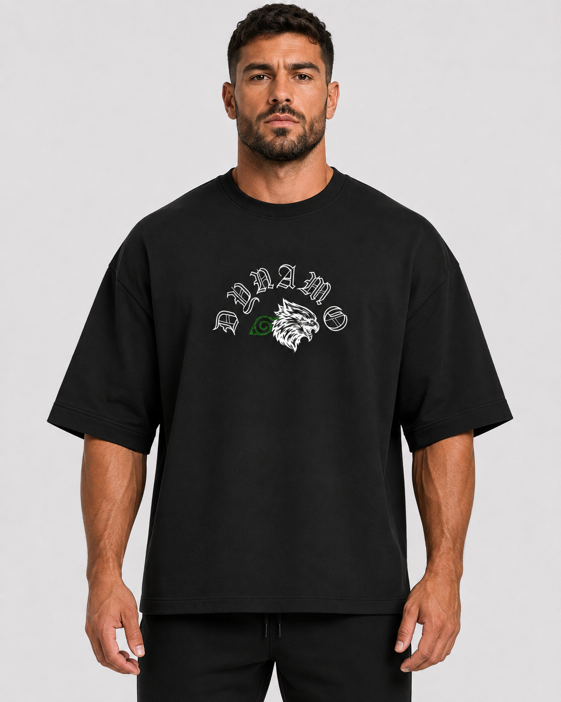Modelo vestindo Camiseta Oversized Tempestade Uchiha - frente